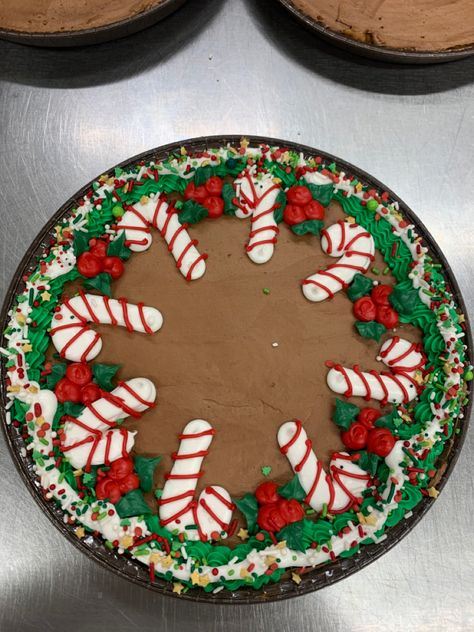 Christmas Cookie Cakes Decorated, Winter Cookie Cake Ideas, Halloween Round Cake Ideas, Christmas Message Cookies, Cookie Cake Christmas, Christmas Cookie Cake Ideas, Christmas Cookie Cake Decorating Ideas, Thanksgiving Cookie Cakes, Christmas Cookie Cake Design