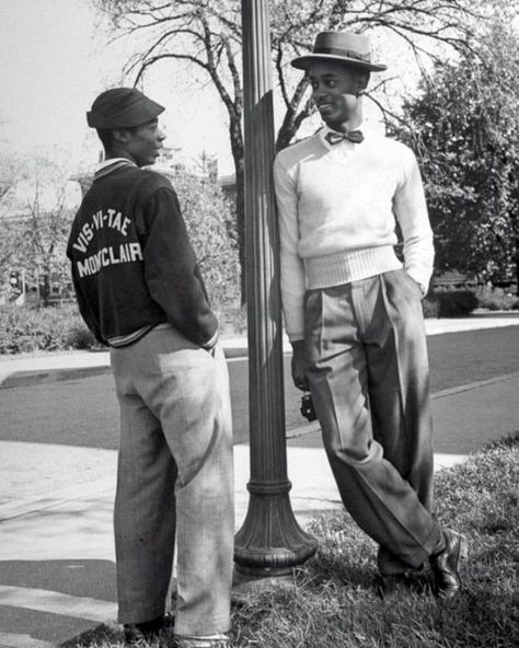 Cool Snapshots That Defined Men's Fashion in the 1940s ~ vintage everyday Men Standing, Idda Van Munster, African American Fashion, Alfred Eisenstaedt, Monsieur Madame, Portrait Vintage, African American Culture, Howard University, Design Moda