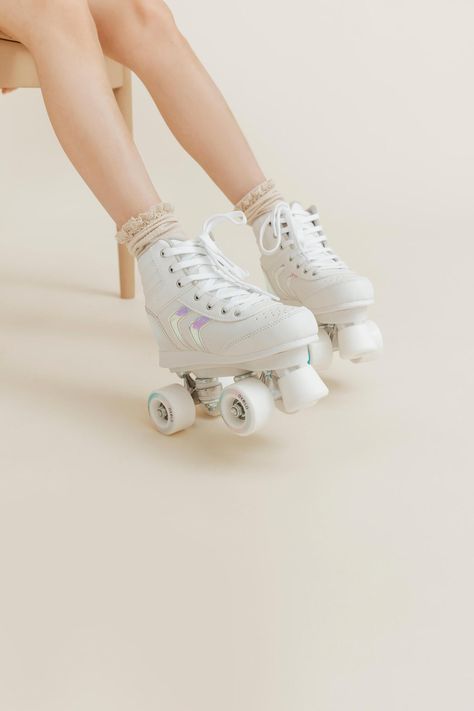 The terms "roller skate" and "quad skate" are used to designate the same thing. The Quad 100, also called fitness quad skates, are above all versatile roller skates designed for your child to wear while learning how to skate or practising occasionally. We put comfort first during the design process. That way, your child can concentrate on how much fun they're having. The vintage style of these wheeled shoes is a nod to roller skates from the 80s. | Oxelo Kid's Roller Skates Quad 100 - Holographi White Roller Skates, Hockey Shoes, Kids Roller Skates, Roller Skates Vintage, Quad Roller Skates, Hockey Bag, Hockey Clothes, Tennis Accessories, Quad Skates