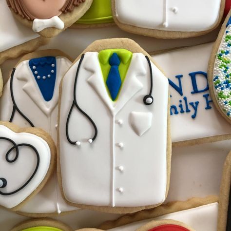 white coat science doctor cookies medical purdycookies.com White Coat Cookies, White Coat Cookies Decorated, Dr Cookies, Doctor Cookies Decorated, Doctor Cookies, Dr Cookies Decorated, Doctor Royal Icing Cookies, Doctor Cookies Med School, Medical Cookies