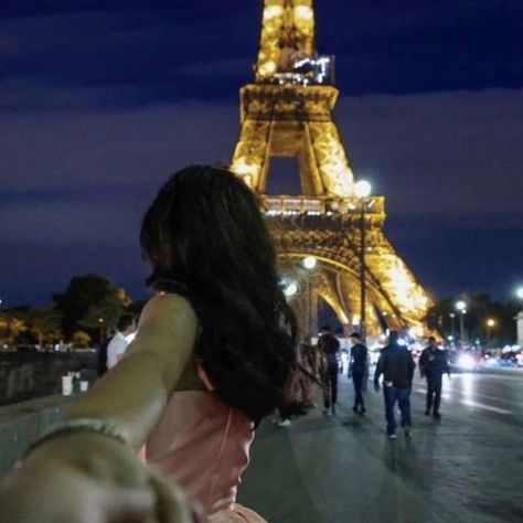 Paris Dream, Parisian Life, Paris Aesthetic, Stylish Photo Pose, Paris At Night, Quotes For Book Lovers, Best Friend Pictures, Looks Chic, City Aesthetic