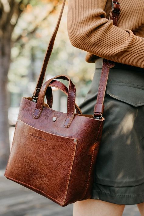 Mustard Shirt Outfit, Thanksgiving Dinner Outfit Ideas, Heels Outfit Ideas, Leather Goods Handmade, Crea Cuir, Mustard Shirt, Couture Cuir, Handmade Tote Bags, Handmade Leather Bags