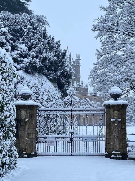 Castle England, Castle Christmas, Hampshire England, Highclere Castle, Wallpaper Winter, Hampshire Uk, Castle Aesthetic, Scottish Castles, Winter Magic