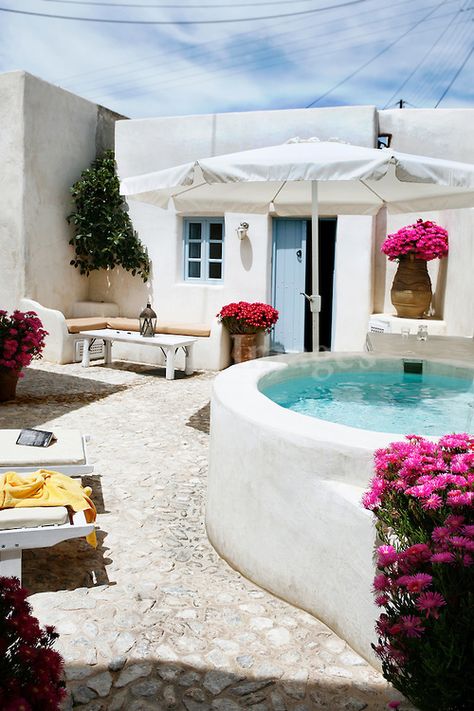 Preciosa terraza con jacuzzi de obra en una casa griega. El contraste simple de colores le da un toque pictórico al conjunto. #terrazas #rusticas #decoracion Greek Garden, Greek House, Jacuzzi Outdoor, Small Pools, Casa Exterior, Mykonos Greece, Small Pool, Island Home, Mediterranean Style