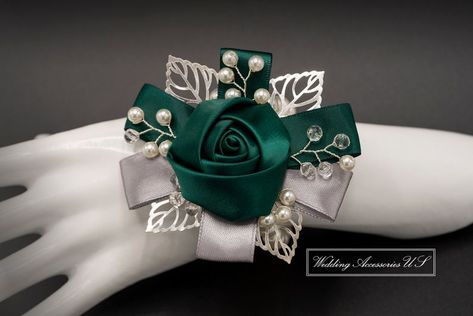 Emerald Green Corsage, Emerald Green And Silver Wedding, Silver Corsage, Green Corsage, Corsage Homecoming, Emerald Prom, Corsage Bridesmaid, Emerald Wedding Colors, Green Boutonniere