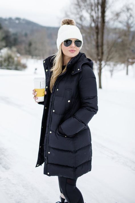 Snow Day Outfit - Cristin Cooper Snow Outfits For Women, Snow Day Outfit, Short Cuir, Winter Outfits Snow, Ny Outfits, New York Outfits, Winter Travel Outfit, Winter Outfits Warm, Stylish Winter Outfits