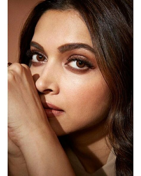 Image may contain: one or more people and closeup Deepika Padukone Makeup, Deepika Padukone Hair, Deepika Ranveer, Dipika Padukone, Makeup Illustration, Deepika Padukone Style, Creative Makeup Looks, Model Face, Pink Eyes