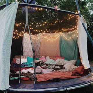 ☾𝓜𝓸𝓻𝓮 @𝓼𝓮𝓶𝓲𝓻𝓪𝔀𝓻𝓻☽ Vsco Sleepover, Trampoline Sleepover, Old Trampoline, Sleepover Room, Pyjamas Party, Dream Dates, Girl Sleepover, Cute Date Ideas, Fun Sleepover Ideas