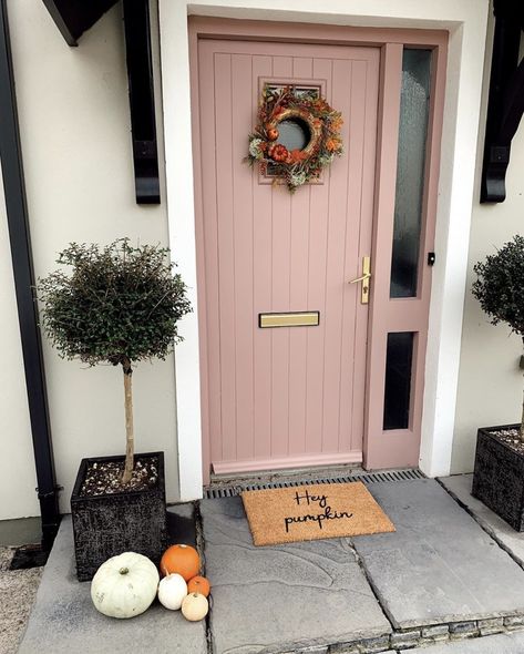 Colourful Front Door Ideas, Pale Pink Front Door, Dusky Pink Front Door, Pink Front Door White House, Pink Front Doors, Autumn Outdoor Decor, Paint Front Door, Pumpkin Doormat, Pink Front Door