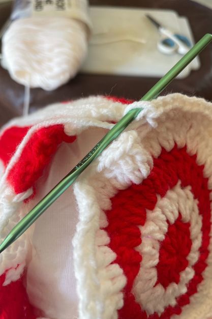 Candy Cane Pillow, How To Make Candy, Getting Ready For Christmas, Pillow Patterns, Pillow Crochet, Crochet Pillow Pattern, Ready For Christmas, Crochet Pillow, Candy Making