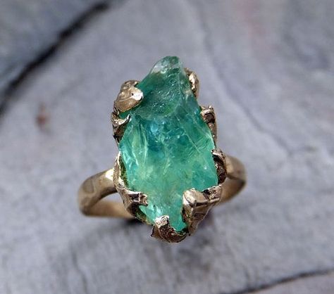 love this! Russian Wedding Ring, Apatite Ring, Green Apatite, Gold Investments, Interlocking Ring, Rustic Texture, Pretty Green, Recycled Gold, Sea Green