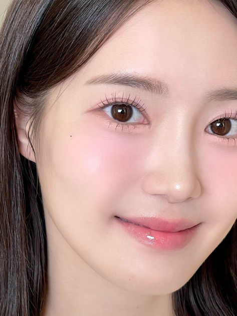 Korean pink makeup look: glowing pink Pink Makeup Looks, Japan Makeup, Light Makeup Looks, Korean Makeup Look, Peach Makeup, Soft Makeup Looks, Korean Eye Makeup, Makeup Tip, Cute Makeup Looks