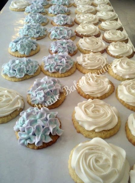 Cookie Table Wedding, Wedding Cookie Ideas, Wedding Sugar Cookies, Hydrangea Pattern, Wedding Shower Cookies, Buttercream Cookies, Cookies Flowers, Flower Sugar Cookies, Frosted Cookies