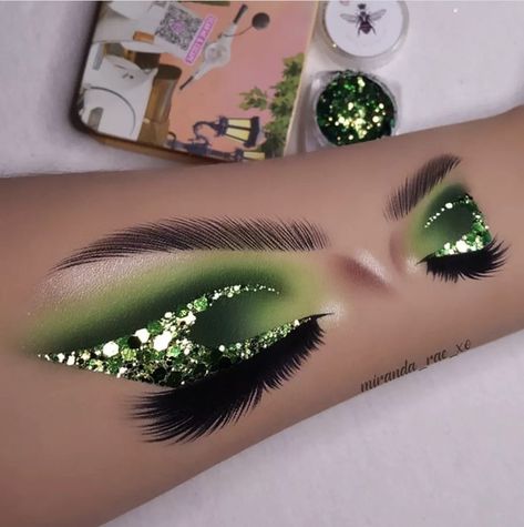 Green Makeup With Glitter, Princess And The Frog Inspired Makeup, Princess And The Frog Makeup Ideas, Glinda Makeup Wizard Of Oz, Dramatic Green Eye Makeup, Poison Ivy Makeup Ideas, Emerald Green Eye Makeup, Elphaba Makeup, Christmas Eye Makeup Ideas