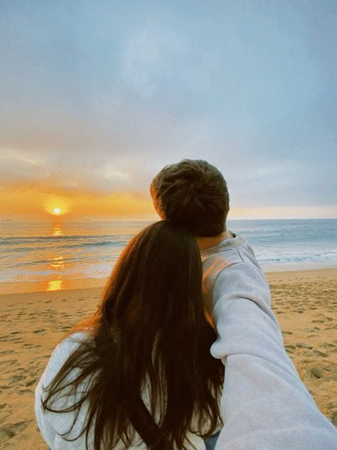 15 Best Romantic Beach Couple Poses 2024 | Beach Pictures Inspo Couples Photo On Beach, Sunset Photography Couples, How To Take Photos With Your Boyfriend, Beach Photo For Couples, Couple Stories Ideas, Sunset Poses Couple, Boyfriend Photos Ideas, Beach Pose With Boyfriend, Couple Beach Ideas