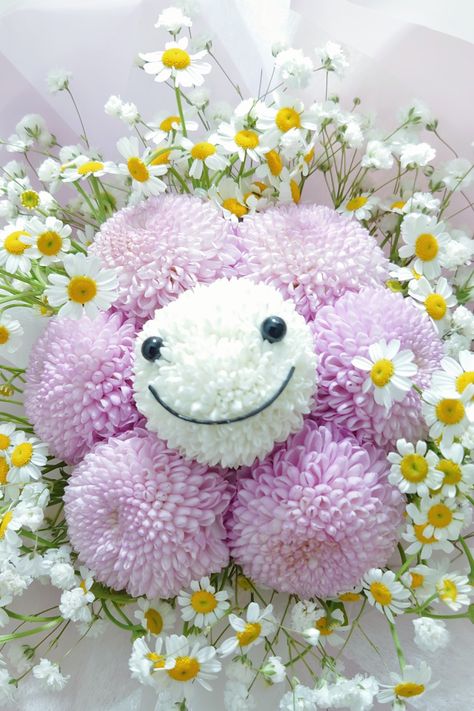 Pom Pom Bouquet, Animal Flower Arrangements, Smiling Flower, Yarn Animals, Diy Bouquet Wrap, Flower Bouquet Diy, Church Flower Arrangements, Creative Flower Arrangements, Flowers Bouquet Gift