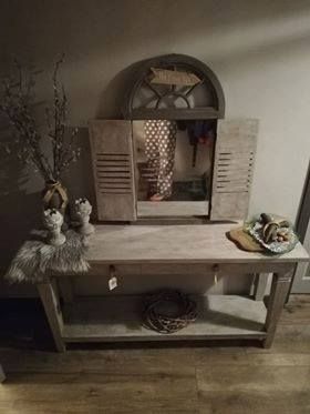 Mandy heeft een aantal meubeltjes gepimpt met Annie Sloan Chalk Paint Chicago Grey en daarna afgewekt met Clear Wax en Dark Wax. Het resultaat ziet er gezellig uit! Annie Sloan Chicago Grey, Annie Sloan Chateau Grey, Dark Wax, Annie Sloan Chalk Paint, Annie Sloan, Chalk Paint, Van Gogh, Chalk, Chicago