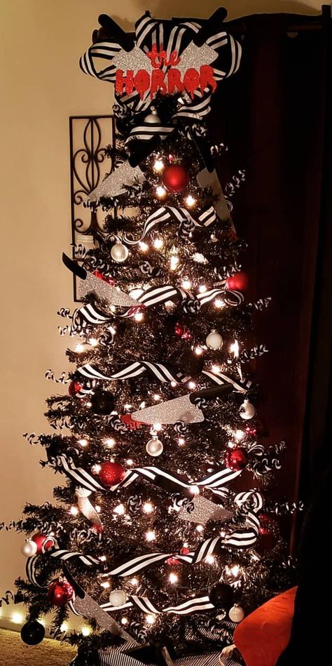 DIY horror themed black Christmas tree for the horror fanatic Horror Themed Christmas Tree, Horror Movie Christmas Tree, Horror Christmas Decorations, Scary Christmas Decorations, Elvira Christmas, Horror Themed Christmas, Horror Christmas Tree, Alt Christmas, Goth Xmas