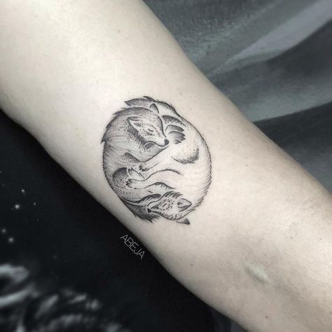 Couples Wolf Tattoos, Wolf Yin Yang, White Wolf Tattoo, Simple Wolf Tattoo, Wolf And Moon Tattoo, Husky Tattoo, Ying Yang Tattoo, Tattoo Wolf, Couple Tattoos Unique