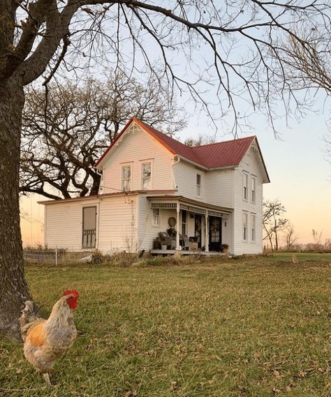 Old Farmhouses Pictures, Apartamento New York, Ormanlık Alan, Diy Farmhouse Ideas, Farmhouse Nursery, Future Farms, House Restoration, Farm Tour, Red Roof