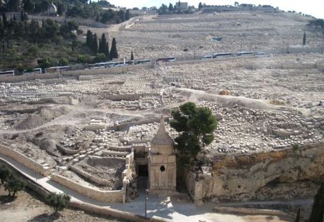 Tomb of Absalom overlooking the graves on Mount of Olives in Jerusalem Christian Travel, Old Jaffa, Garden Of Gethsemane, Mount Of Olives, Bible Readings, World Religions, Virtual Tours, Holy Land, Travel Sites