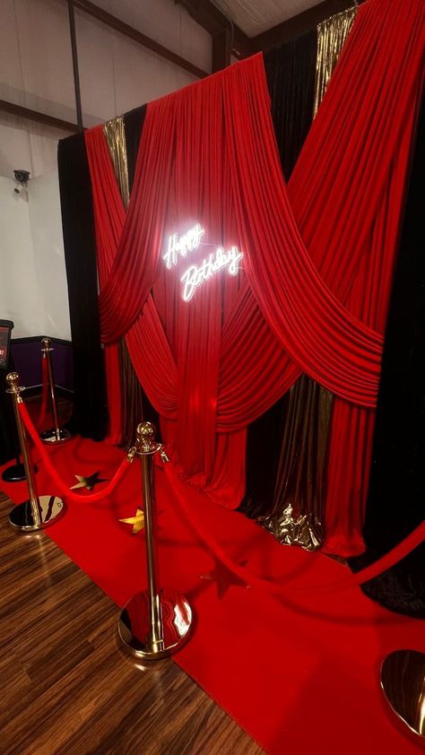 Red Carpet Party Ideas, Red And Black Party, Hollywood Sweet 16, Old Hollywood Prom, Red Carpet Theme Party, Old Hollywood Party, Old Hollywood Theme, Hollywood Birthday Parties, Red Carpet Theme