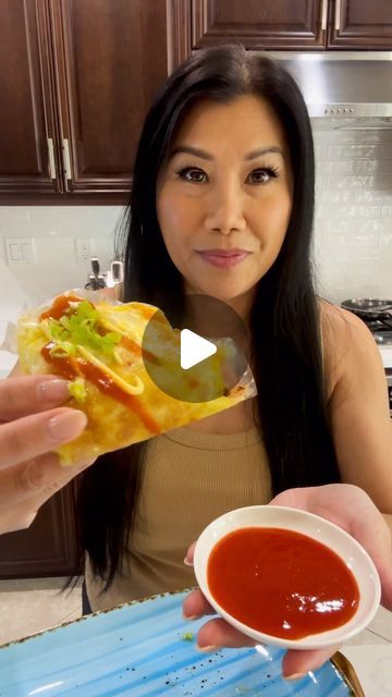 Christy Nguyen on Instagram: "Vietnamese pizza aka Banh Trang Nuong, is a really popular street food in Vietnam that takes about 5 minutes to make.

You’ll need rice paper and eggs. I added sliced hot dogs, green onions, mozzarella cheese, kewpie mayonnaise and @chinsu_hot_sauce You start off by heating the rice paper then scrambling an egg on it and letting it set. Then add in your toppings of choice and let it cook until the rice paper is crispy, then fold in half and serve. 

#chinsu #sriracha #vietnamesepizza #vietnamesefood #banhtrang #ricepaper #easyrecipes #recipes" Vietnamese Pizza, Kewpie Mayonnaise, Vietnamese Street Food, Paper Ideas, Vietnamese Recipes, An Egg, Sriracha, Mozzarella Cheese, Pizza Recipes