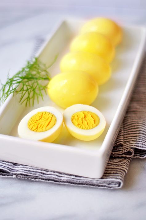 Quick Yellow Pickled Eggs - Amish style yellow pickled eggs that are delicious and easy to make! Eat them for breakfast, lunch, on a salad or as a healthy afternoon snack. #pickledeggs #amisheggs Pickled Egg Recipes, Picked Eggs, Pickled Eggs Recipe, Adult Lunchables, Amish Style, Turmeric Yellow, Eggs Recipes, Healthy Afternoon Snacks, Pickled Eggs