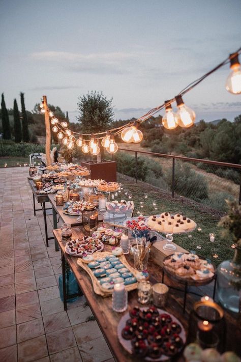 Party Website, Drink Party, Rustic Wedding Decorations, Barn Wedding Reception, Lights Wedding Decor, Country Barn Weddings, Rustic Wedding Reception, Reception Food, Wedding Reception Food