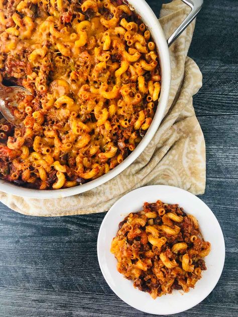 If you are looking for an easy and tasty dinner, try this hearty chili Mac recipe using ground beef. It's made with a thick and rich chili and then tossed with macaroni. You can sprinkle some cheddar cheese on top too for the ultimate comfort food that's sure to be a family favorite. Even the leftover chili mac tastes delicious! Recipe Using Ground Beef, Cheesy Chili Mac, Cheesy Chili, Chili Mac Recipe, Recipes Using Ground Beef, Leftover Chili, Hearty Chili, Chili Mac, Tasty Dinner