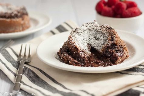 Flourless Molten Chocolate Lava Cake {Gluten Free} - Molten Lava Cake, Chocolate Lava Cake Recipe, Flourless Chocolate Cake Recipe, Molten Chocolate Lava Cake, Cake Gluten Free, Lava Cake Recipes, Molten Lava Cakes, Molten Chocolate, Molten Lava