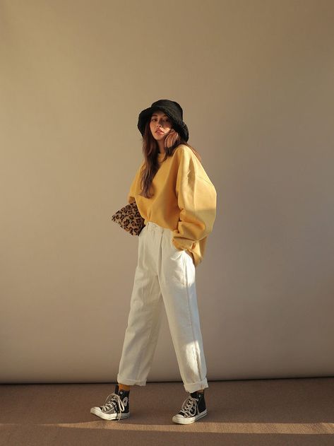 korean fashion casual style yellow sweatshirt white mom jeans black converse bucket hat Mode Purple, Birkenstock Outfit, Stile Hijab, Fashion Tips For Girls, Korean Fashion Casual, Yellow Sweatshirt, Korean Girl Fashion, Moda Vintage, Mode Inspo