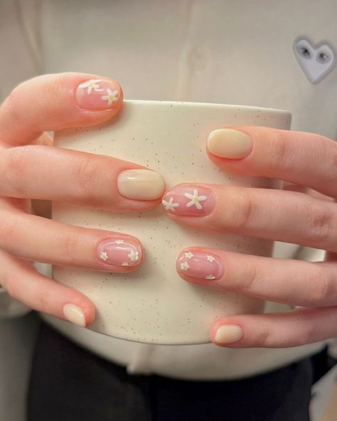 Floral Nail Design, Hello Nails, Floral Nail Designs, Cute Simple Nails, Summer Manicure, Simple Gel Nails, Minimal Nails, Short Nails Art, Floral Nail