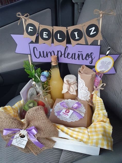 Breakfast Basket, Breakfast Gift, Personalised Gifts Diy, Creative Diy Gifts, Cadeau Photo, Diy Gift Box, Diy Crafts For Gifts, Diy Birthday Gifts, Friend Birthday Gifts