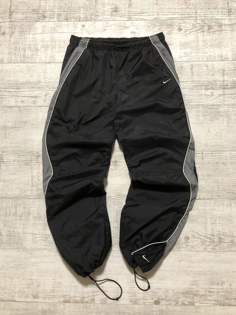 Track Pants Outfit Mens, Nike Vintage Pants, Nike Pants Outfit, Nike Vintage Track Pants, Nike Track Pants Outfits, Nike Vintage Tracksuit, Tracksuit Ideas, Y2k Track Pants, Vintage Nike Pants