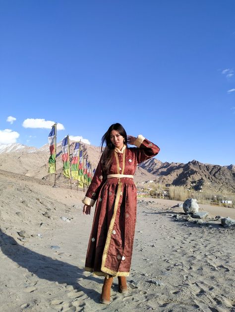 Ladakhi traditional dress Ladakhi Dress, Himalayan Fashion, Mongolian Outfit, Mongolian Dress, Mongolian Fashion, Abbey Bominable, Traditional Outfit, Traditional Wear, Traditional Dress