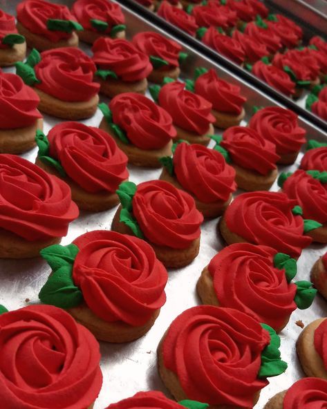 Red Rose Cupcakes, Rose Sugar Cookies, Fancy Sugar Cookies, Valentines Cakes And Cupcakes, Rose Icing, Lavender Wedding Cake, Valentines Baking, Rose Cookies, How To Make Icing