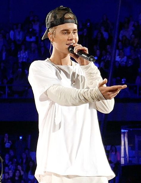 Justin Bieber from an article about pop songs for Tenors Justin Bieber Singing, Jasmine Villegas, Mtv Music Awards, Justin Love, Justin Bieber Posters, Justin Bieber Wallpaper, Justin Bieber Pictures, Famous Musicians, Hair Color Light Brown