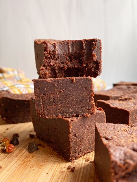 These hemp protein brownies are paleo and gluten free. They're made with hemp protein powder, almond butter and dark chocolate. Protein Powder Brownies, Healthy Slices, Tahini Brownies, Protein Brownies Recipe, Healthy Protein Desserts, Brownies Gluten Free, Healthy Biscuits, Raw Treats, Hemp Protein Powder