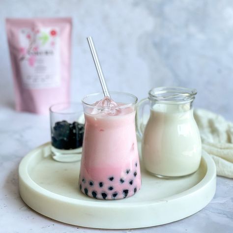 Sakura bubble tea cherry blossom latte is a delicious and pretty drink to enjoy with or without ice cubes. Perfect for a warm day or simply to enjoy during the afternoon or relax during the evening. Sakura Recipes, Minuman Seger, Sakura Latte, Cafe Drinks, Flavored Ice Cubes, Bubble Drink, Bubble Tea Recipe, Cherry Blossom Theme, Spring Picnic