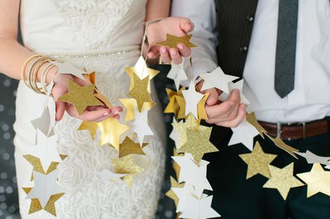 Gorgeous DIY star garlands - love these for a rehearsal dinner or engagement party! Star Garland Diy, Star Themed Wedding, Oscars Party Ideas, Tutorial Origami, Hollywood Theme, Star Wars Wedding, Oscars Party, Star Garland, Space Wedding