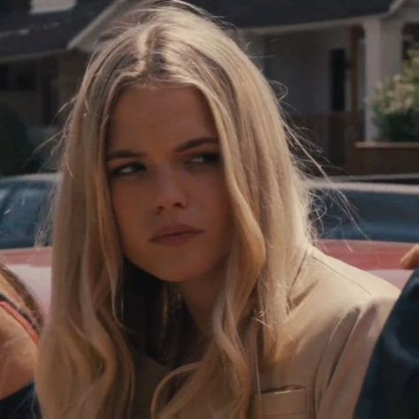 Gabrielle Wilde, Fan Behavior, Gabriella Wilde, Character Face, Blonde Hair Inspiration, 90s Aesthetic, Blonde Women, Oblivion, Sarah J Maas