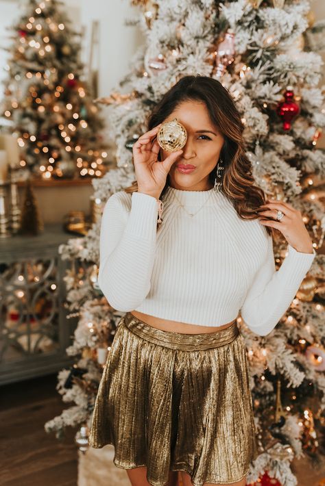 Christmas Fashion Photography, Holiday Party Outfit Christmas, Womens Holiday Fashion, New Year Photoshoot, Christmas Poses, Christmas Family Photoshoot, Trendy Party Outfits, Party Outfit Ideas, Cute Christmas Outfits