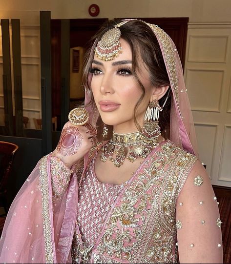 Moms Hairstyles, Desi Bridal Makeup, Pakistani Makeup Looks, Pakistani Makeup, Hairstyles Pakistani, Asian Bridal Makeup, Pakistani Bridal Makeup, Asian Wedding Dress, Indian Wedding Hairstyles