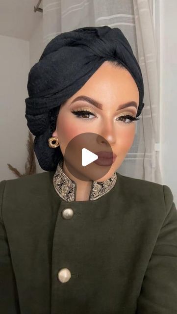 MAKE UP BY CALI 🍉 on Instagram: "NEW TUTORIAL TURBAN 💫  J’ai kiffé le faire celui ci haha  J’aime bien ça fait coupe à l’ancienne… mais avec un turban hihi. Ma veste est une ancienne collection de chez ZARA.   #turban #tutorial #idea #makeupartist #reels #newreels #reelsinstagram #reelsvideo #newpost #tutorialsvideos #turbanmakeup #mua #makeupaddict #ideas #christmaslook #christmasiscoming #newyearlook #look #newlook #reelsviral #outfitoftheday #turbanista #wakeupandmakeup" Black Turban Outfit, Turban Style For Wedding, Turban Style Outfits, Turban Style Tutorial, Turban Hijab Tutorial, Tichel Fashion, Hair Turban Tutorial, Tutorial Turban, How To Make Turban