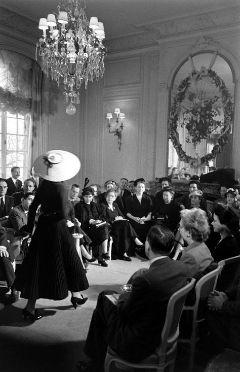 Dior fashion show, Paris, 1948. 1948 Fashion, Fashion Show Aesthetic, Christian Dior Fashion Show, Dior New Look, Christian Dior Dress, Dior Fashion Show, Dior Aesthetic, Dior Collection, Dior Dress