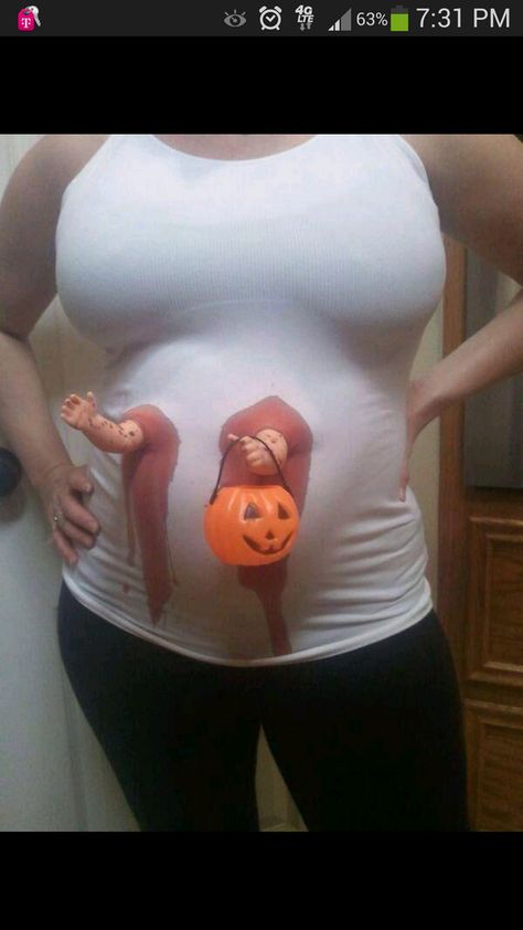 For pregnant zombie Halloween costumes, no need to hide that bump when you emphasize it to scare the hell out of people. Halloween Costumes Pregnant Women, Mom Halloween Costumes, Mom Costumes, Zombie Halloween Costumes, Pregnancy Costumes, Pregnant Halloween Costumes, Zestaw Ikon, Clever Halloween Costumes, Creative Mom