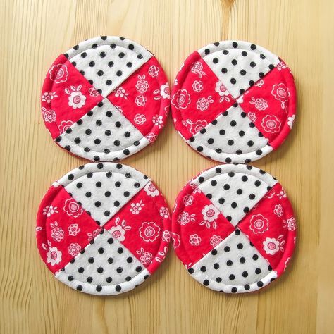 Wine Glass Coasters, Wine Accessories Gift, Rug Coasters, Quilted Coasters, Coaster Crafts, Mug Rug Patterns, Cute Coasters, Wine Coasters, Fabric Coasters