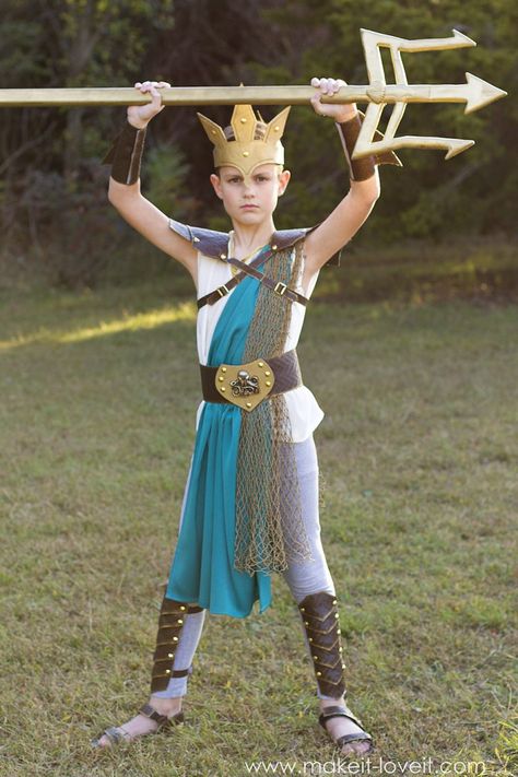 DIY Greek God Costume: POSEIDON – Make It and Love It Poseidon Costume Diy, Posiden Costume, Diy Greek God Costume, Zeus Costume, Poseidon Costume, Greek Mythology Costumes, Recycled Costume, Greece Costume, Mythology Costumes