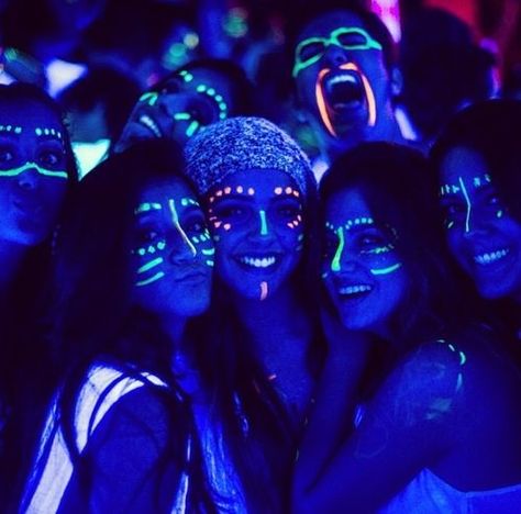 Uv Face Paint, Neon Face Paint, Uv Party, Glow Run, Glow In Dark Party, Neon Birthday Party, Festival Make Up, Glow Birthday Party, Blacklight Party